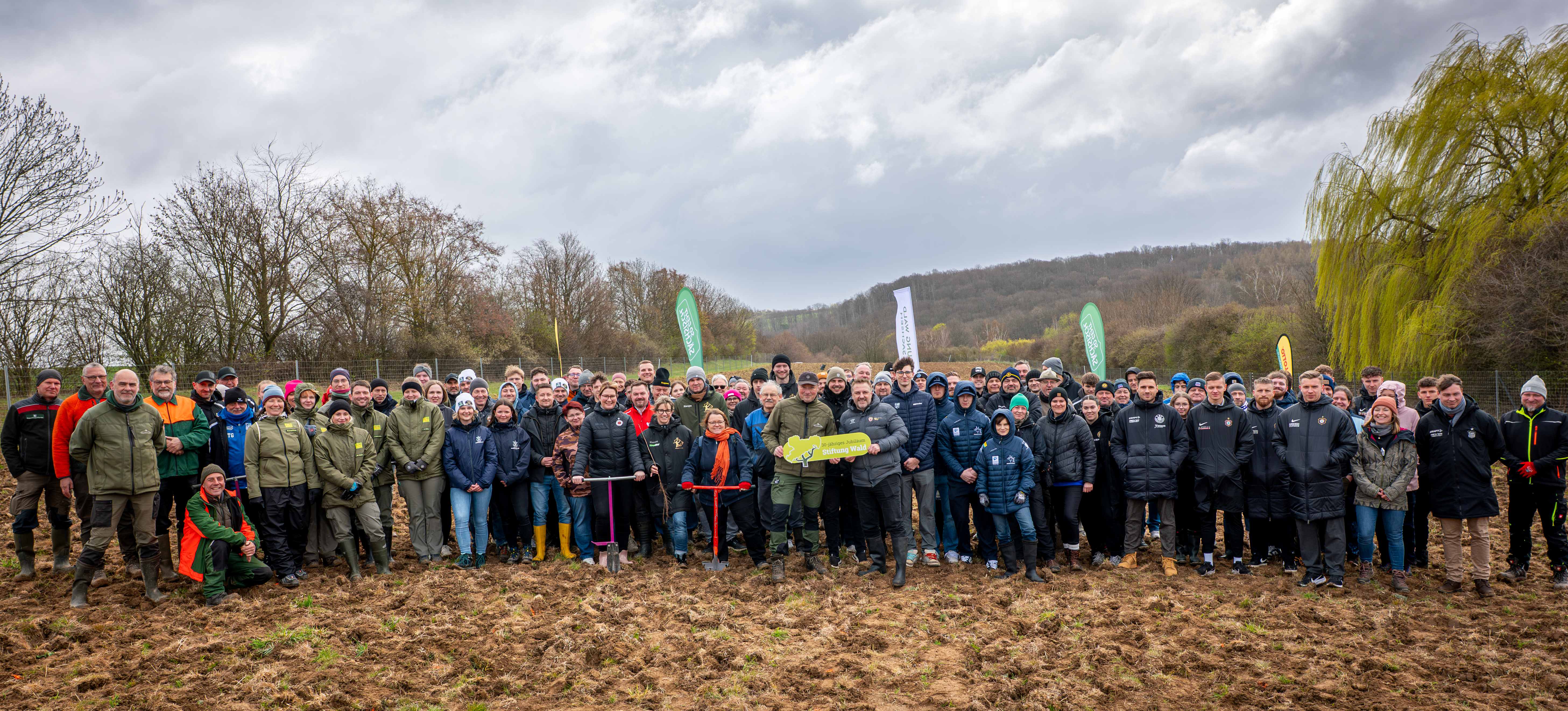 TeamSportSachsen-Pflanzaktion: 4000 Setzlinge in die Erde gebracht